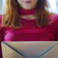 Jak napisać email do kolegi, by brzmiał naturalnie i przyjaźnie