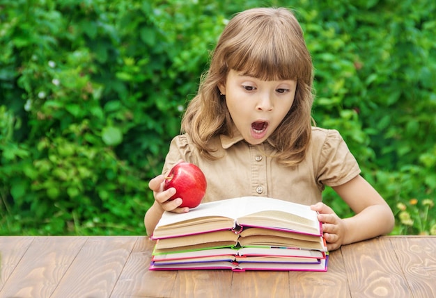 Jak nauczyć 5 latka czytać bez stresu i łez