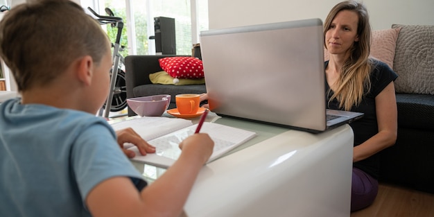 Jak prowadzić zdalne nauczanie w przedszkolu, żeby dzieci chętniej brały w tym udział