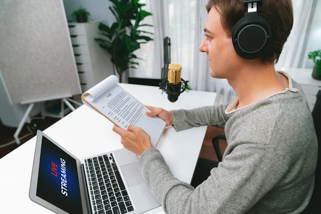 Czym jest tłumaczenie symultaniczne i jak działa?