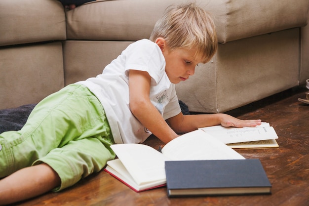 Jak skutecznie nauczyć dziecko czytać, aby chętnie sięgało po książki