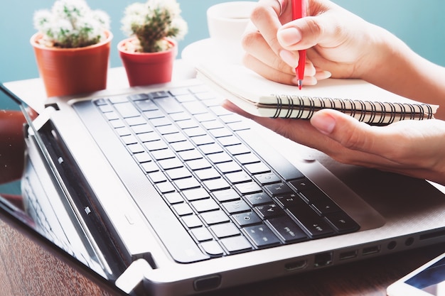 Jak zacząć pisać maila, by odebrał uwagę odbiorcy?