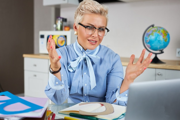 Tłumacz symultaniczny co to znaczy i dlaczego warto go znać