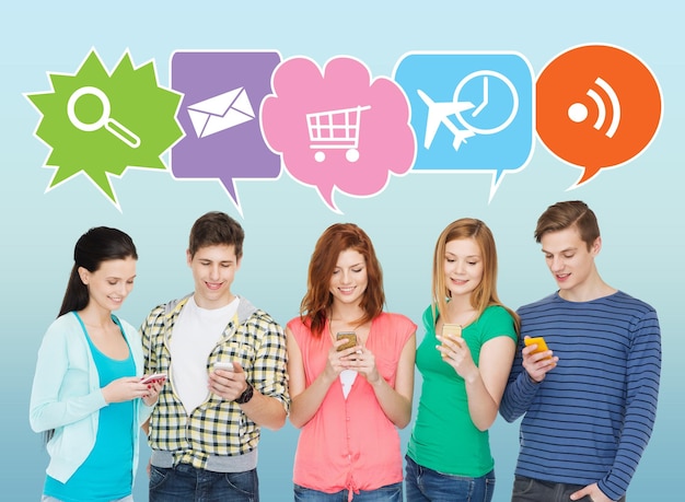 Czym jest komunikacja społeczna i jakie ma znaczenie w codziennym życiu?