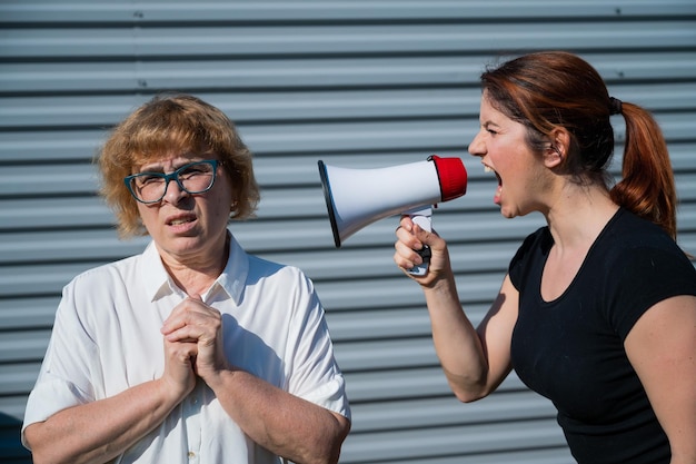 Ton głosu to komunikat werbalny czy niewerbalny?